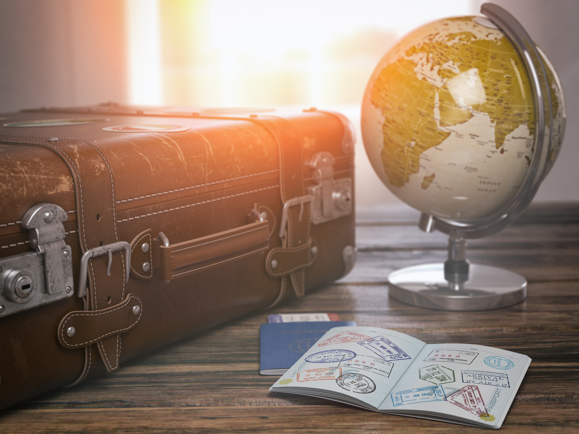 Composition symbolique du voyage avec une valise vintage en cuir, un globe terrestre et un passeport ouvert rempli de tampons de visas, illustrant l'expertise de notre agence
