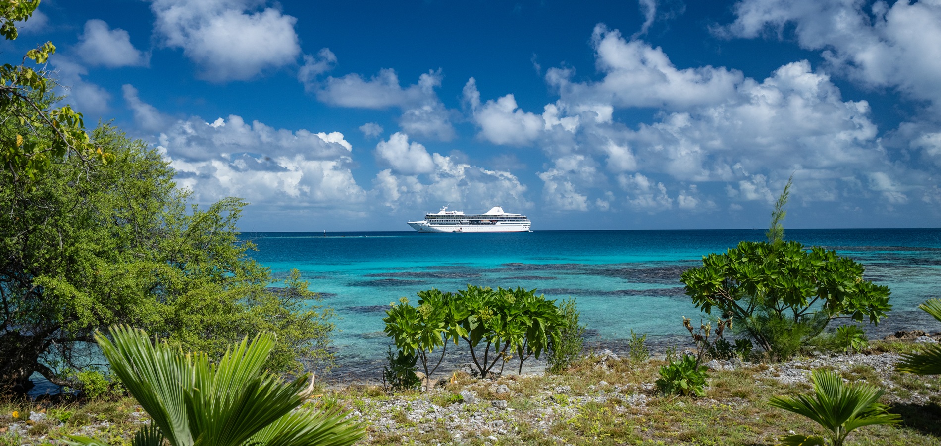 Prix d’une croisière en Polynésie française : bateau de luxe Paul Gauguin sur lagon turquoise