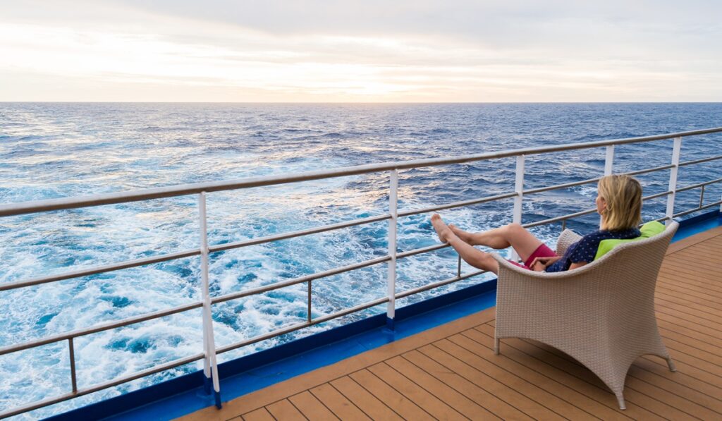 Moment de détente sur le pont de l'Aranui 5 en croisière en pleine mer
