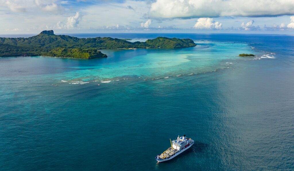 Croisière en Polynésie vue aérienne lagon et île tropicale