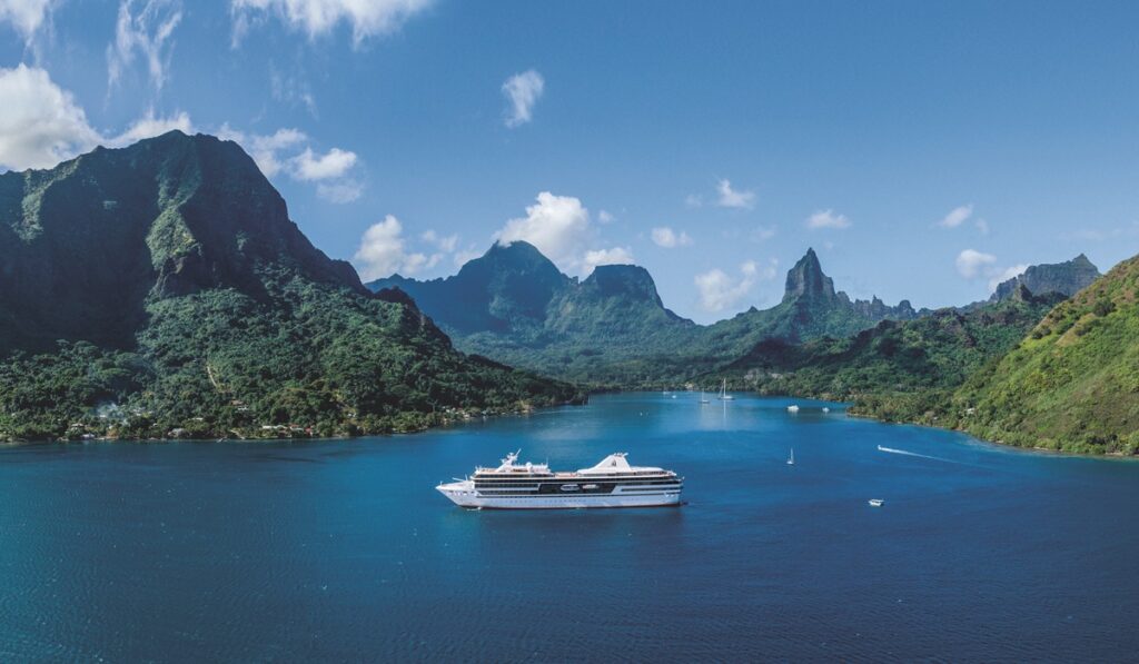 Croisière à bord du Paul Gauguin en Polynésie française dans la baie d'Opunohu aux eaux calmes