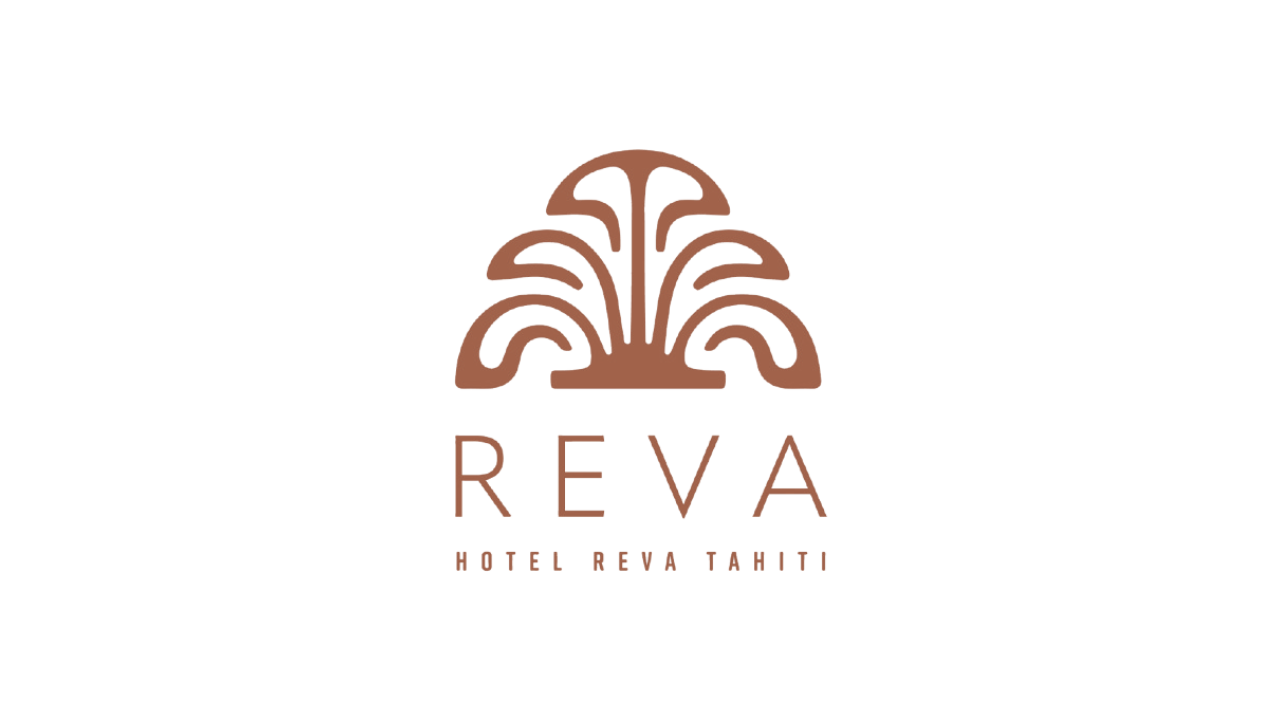 Logo de l'Hôtel Reva Tahiti à Papeete, représentant une silhouette stylisée de fleur surmontant le nom de l'établissement