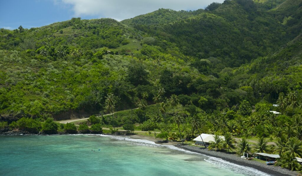 Paysage côtier de Hiva Oa entre montagne, océan Pacifique et végétation tropicale