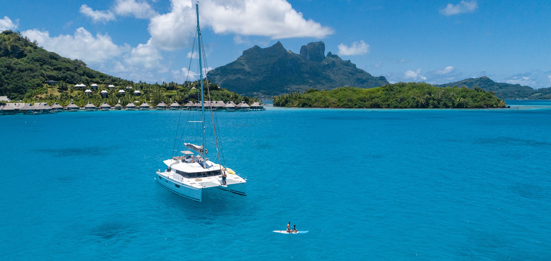 Catamaran au lagon turquoise lors d’un itinéraire de croisière en Polynésie française