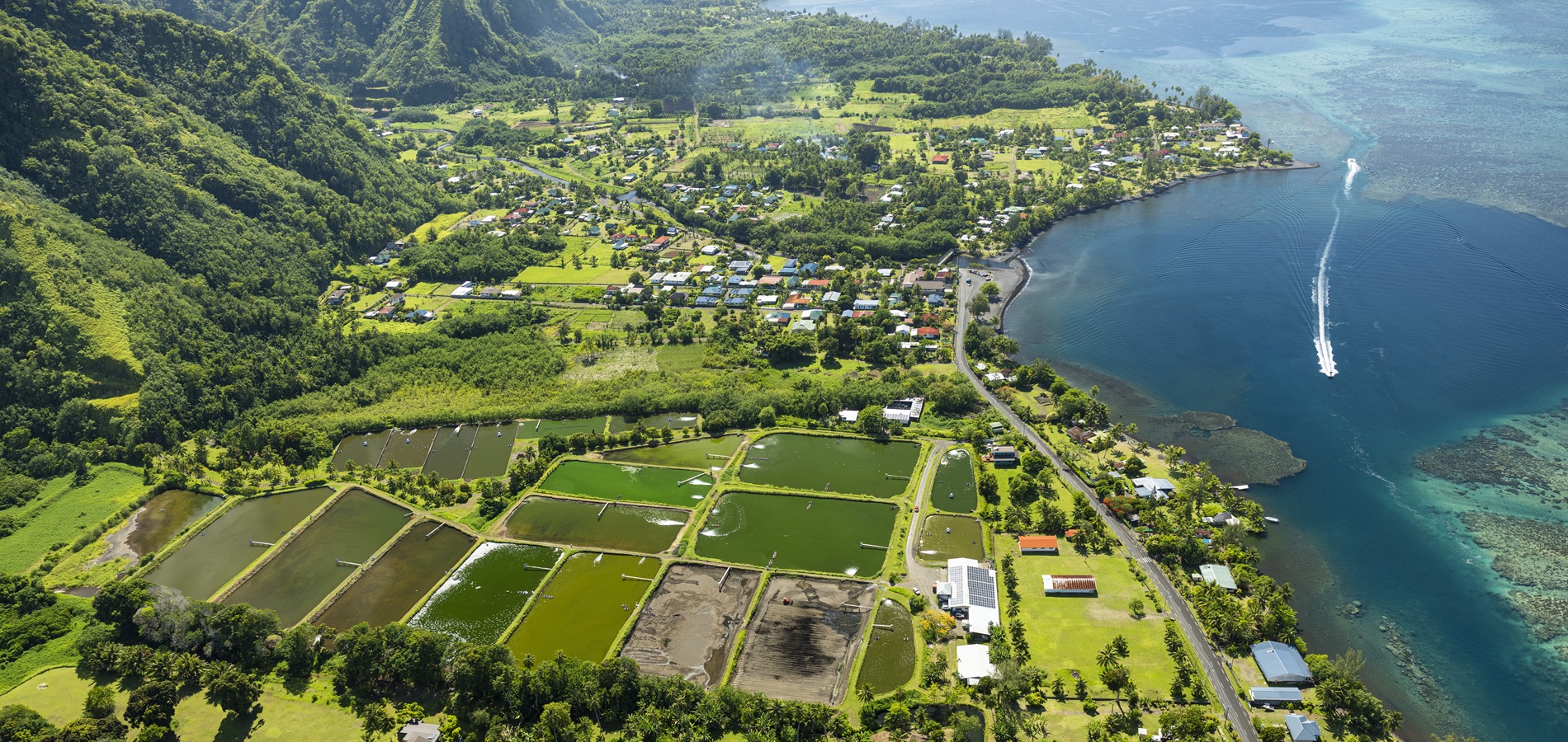 Vue aérienne de Tahiti et de son lagon dans l’archipel de la Société en Polynésie française