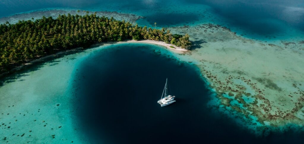 Catamaran dans un lagon turquoise lors d’une croisière lune de miel en Polynésie française