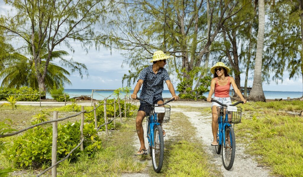 Balade à vélo le long du lagon lors d'un voyage de noces sur mesure en Polynésie