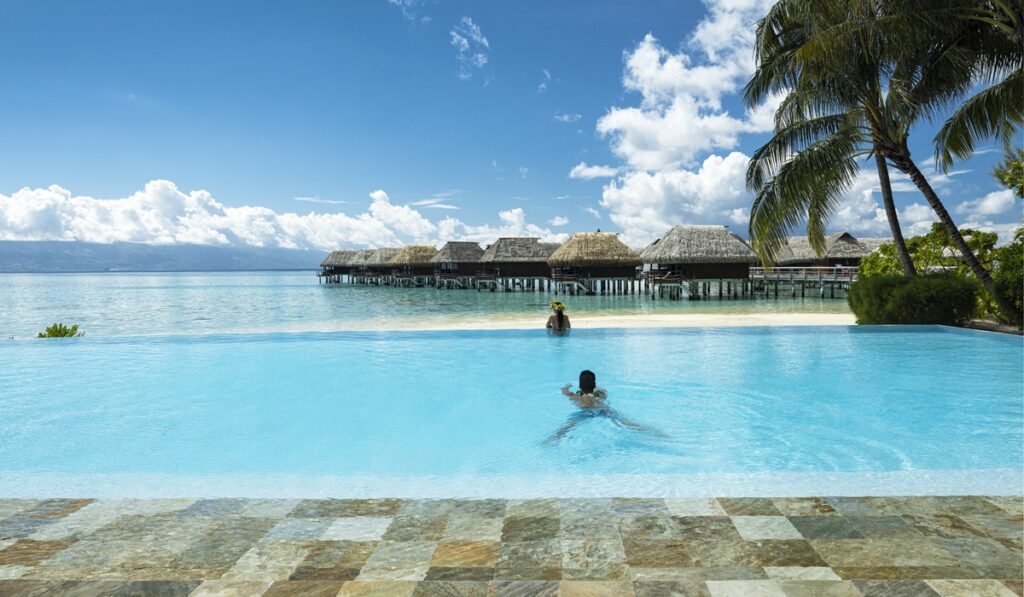 Hôtel de luxe pour voyage de noces en Polynésie avec piscine à débordement et bungalows sur pilotis